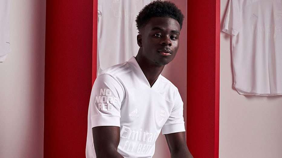 dwaas Aanpassing Defilé Arsenal lanceert 100% wit shirt met een krachtige boodschap