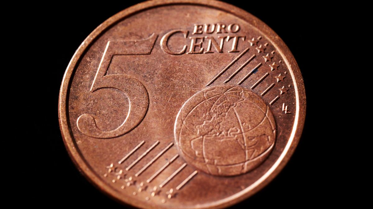 Пять монет номиналом 5 евроцентов номиналом более 5 центов