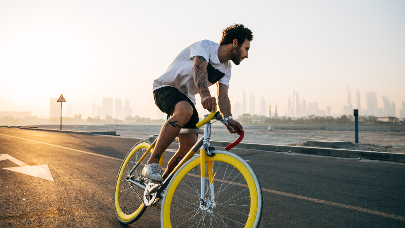 Согласно исследованиям, езда на велосипеде по несколько часов в неделю очень полезна для здоровья.
